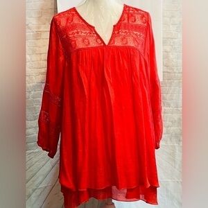 Studio Art Size XL Peasant top, perfect spring/summer gear. Layered at hem.
